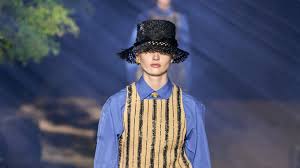 Come ogni azienda che si rispetti ad agosto siamo sempre operativi abiti da sera da cerimonia da sfilate da galà da cocktail e abiti da ballo. Christian Dior Spring 2020 Ready To Wear Collection Vogue