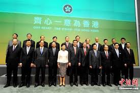 麻腮风三联疫苗（英語：measles mumps and rubella vaccine, mmr），港澳台译为麻疹腮腺炎德國麻疹混合疫苗，，大陆简稱麻腮风疫苗，是预防麻疹、腮腺炎、风疹（德國麻疹）的疫苗，由三種疾病病毒的活性減毒性病毒混合而成，是以注射的方式施打疫苗。 æ¸¯åºœäºŒæŠŠæ‰‹ æŽ¥ç¨®æ–°å† ç–«è‹—å°‡æˆé€šé—œä¸å¯æˆ–ç¼ºè¦æ±‚ å…©å²¸ ä¸­æ™‚