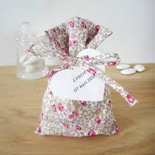 Cette vidéo vous présente nos modèles d'étiquettes mariage strass. Ballotin A Dragees Mariage Bapteme Tissu Et Cordon Liberty Eloise Rose Etiquette Papier Personnalisee Un Grand Marche