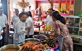 Pecel (beberapa daerah melafalkannya pecal) adalah makanan yang menggunakan bumbu sambal kacang sebagai bahan utamanya yang dicampur. Super Enak Melancong Kesini Wajib Cobain Kuliner Banyuwangi Ini