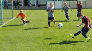 Fußball ist eine ballsportart, bei der zwei mannschaften mit dem ziel gegeneinander antreten, mehr tore als der gegner zu erzielen und so das spiel zu gewinnen. Lasst Unsere Kinder Wieder Fussball Spielen Blo24 At