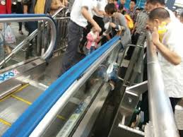Escalator operators, manufacturers, and maintenance crews are only responsible for maintaining equipment according to industry standards, warning riders of possible hazards, and designing/manufacturing equipment that meets safety standards. 4 Year Old Chinese Boy Died In An Escalator Accident Again In China