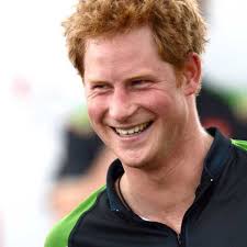 Princas Harry naktiniame klube bučiniais apipylė ilgakoję blondinę