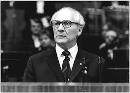 Erich kästner hat meiner meinung nach ein sehr ironisch zu verstehendes gedicht geschrieben. Angaben Zur Person Erich Honecker 1912 1994