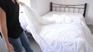 Rialzare il letto permette di ricavare un ampio spazio dove riporre molte cose o, semplicemente, di alzarti o coricarti con più comodità. Come Rifare Il Letto 12 Passaggi Con Immagini
