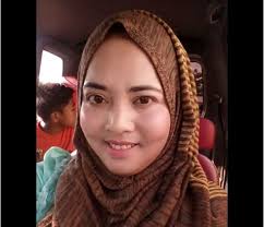 .perkahwinan seorang budak perempuan berusia 11 tahun yang dikatakan dipaksa berkahwin dengan sepupu berusia 22 tahun selepas rakaman video berdasarkan video itu, kedengaran suara imam memberitahu pengantin lelaki membayar mas kahwin sebanyak 14 syiling emas dan 50 juta. Suami Saya Kata Itu Gambar Edit Isteri Lelaki Kahwin Budak 11 Tahun Semasa Mstar
