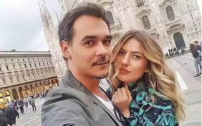 Artista se poate lăuda cu 11 frați și surori, printre care și frumoasa estera, cea alături de care lidia a plecat în competiție. Zymfum12jnuycm