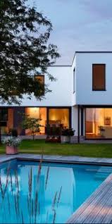 Moderne Gartengestaltung Mit Grossem Pool Und Extra Poolhaus Schwimmbad Bauen Pool Haus Gartengestaltung