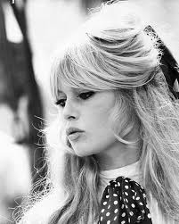 Brigitte bardot ist mit ihrer frisur immer noch stilvorbild und schnittvorlage mit der generationen von frauen zum friseur. Der Bardot Bangs Ist Der Stilvollste Trend Von 2018 Neueste Frisuren Bob Frisuren Frisuren 2018 Neueste Frisuren 2018 Haar Modelle 2018