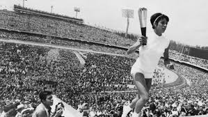 El portador de la bandera en la ceremonia de apertura fue el pentatleta david bárcena ríos. 13 Hechos Que Marcaron Los Juegos Olimpicos De Mexico 68 Asdeporte