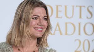 Nina Bott posiert in Minirock und Stiefeln