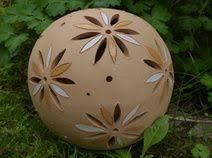 Keramikkugel Mit Bluten Gelb Weiss Glasiert Gartenkugeln Keramik Topferarbeiten