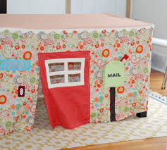 Recuperez Vos Vieilles Nappes En Tissus Pour Fabriquer Une Cabane Pour Enfants Cabane Enfant Nappe De Table Maison Enfant