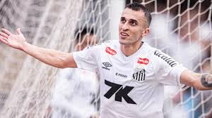 Santos encerra ano melancólico escapando do rebaixamento com vitória sobre o Cruzeiro