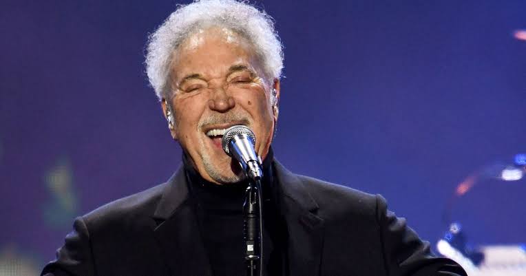 Tom Jones leaves festival audience in tears following health battle - Daily Record