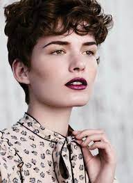 Kurzhaarfrisur Mit Locken Kurzhaarfrisur Im Dandy Look Der Kurzhaarschnitt Ist Speziell Kurzhaarfrisuren Frauen Kurzhaarfrisuren Locken Kurzhaarfrisur Locken