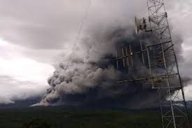 Semeru masih erupsi & muntahkan lava pijar, warga diminta waspada sejak dinaikkan statusnya erupsi gunung semeru di kabupaten lumajang, jawa timur, kembali terjadi pada selasa (3/3/2020). Iszowut05utgmm