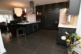 Une kitchenette alliant design et fonctionnalités. 8 Magnifiques Cuisines Noires