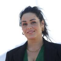 Lola Dewaere (Mademoiselle Holmes) : comment s'entend-elle avec sa soeur  Angèle Herry ?