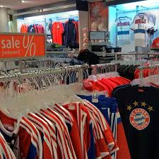 Browse the best fc bayern shirts, hoodies, bayern munich scarves and more at our fc bayern munich pro shop. Photos At Fc Bayern Fan Shop Kreuzviertel Munchen Bayern