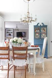 Turquoise colors set the tone here. 30 Fall Dining Room And Tablescape Ideas