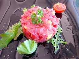 Stellati tartare di tonno gourmet. Tartare Di Tonno Con Briciole Di Frisella Pugliese All Aglio Limone E Pinoli Saporie