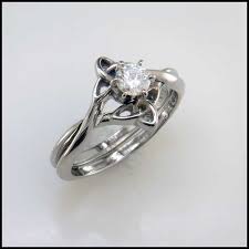Interlocking Wedding Set With Diamond In 2020 Celtic Engagement Rings Celtic Wedding Ring Sets Wedding Ring Sets
