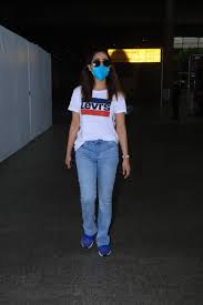 Yami Gautam In Rs 2k Tee And Denims Is Comfortable In Casuals At Mumbai Airport See Pics Indiatoday Yami gautam (born november 28, 1988) is an indian actress who works in different language films, including punjabi, tamil, telugu, malayalam, kannada and hindi.