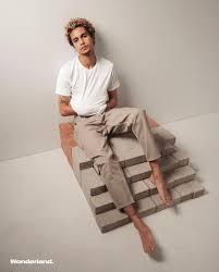 Ivor Legoff — Dominic Fike pieds nus ( auteur, compositeur et...