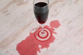 Bei rotweinflecken im teppich verzweifelt jeder, da sie kaum wieder herauszubekommen sind. Rotweinflecken Entfernen Hilfsmittel Fur Rotwein Auf Allen Oberflachen
