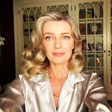 Her modeling career began in 1980 at the age of 15, with her chiseled face and svelte figure helping her rise quickly in the paris modeling industry. Paulina Porizkova S Says Her Nude Vogue Cover Wasn T Filtered 9celebrity
