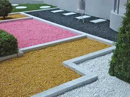 Les graviers, gravillons, cailloux blancs et autres galets apportent une personnalité marquée au jardin. Etapes D Installation Une Allee En Gravillons Pour Changer Des Paves Blog Conseil Abri Jardin Garage Carport Bons Plans