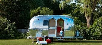 The couple from hopscotch the globe renovated a 1976 airstream sovereign with the help of kate and ellen from the modern caravan for body work and interior renovation. You Need To See Inside This Wisconsin Couple S Remodeled Airstream Trailer