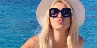 Η ελένη μενεγάκη το πρωί της τρίτης πόζαρε εντελώς αμακιγιάριστη λίγο αφότου είχε ξυπνήσει στην αυλή της στα άχλα της άνδρου. Elenh Menegakh Liazetai Sthn Paralia Axla Sthn Andro Kai Stelnei To Kalytero Mhnyma Me To T Shirt Ths Epikairothta