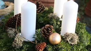 Ein adventskranz aus einem 6.6. Adventskranz Aus Tannenzweigen Selber Machen Und Binden