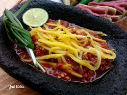 It is spicy and packs with umami flavor. Sambal Terasi Pedas Dengan Serutan Mangga Kweni Yeni Helda Com