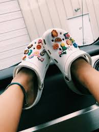 Aesthetic Black Crocs With Charms Pin By Georgia Melka On F A S H I O N Crocs Crocs Shoes Cute Shoes
