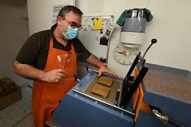 Photos. Verdun : immersion dans la fabrication des chocolats décalés de la  Saint-Valentin