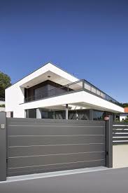 Portail Contemporaine Citadine Modele Saphir Lames Larges 255x18 Mm Option Joncs Aluminium Cloture Maison Facade Maison Maison Moderne