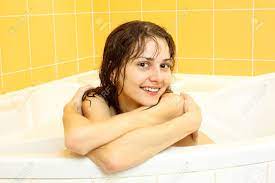 お風呂で美少女の美しい肖像画の写真素材・画像素材 Image 33606499