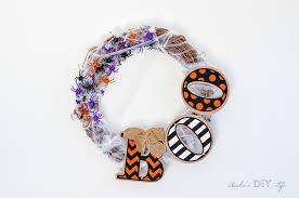 A diy halloween wreath that is super easy to make and looks great on the front door too! Diy Halloween Wreath Easy And Under 10 With Video Anika S Diy Life