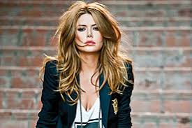 Bankacı efe kapancı ile evlenerek londra'da yepyeni bir hayata başlayan aysun kayacının 6 yıl önce söylediği, dağdaki. Aysun Kayaci Sessizce Evlendi Sarmasik Haberleri