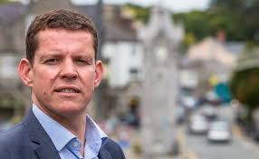 Virginia Crosbie yn haeddu dim clod am ymddiswyddo, medd Rhun ap Iorwerth