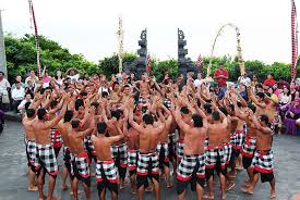Pada awalnya tari kecak merupakan suatu seni musik yang di hasilkan dari perpaduan suara yang biasa. Tari Kecak Warisan Budaya Bali Infobagussite
