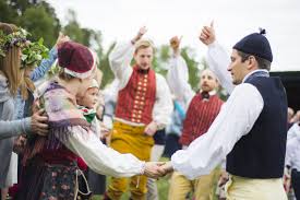 Juni 2021 markiert die sommersonnenwende: Mittsommer In Schweden Ein Fest Wie Aus Einer Anderen Welt Visit Sweden