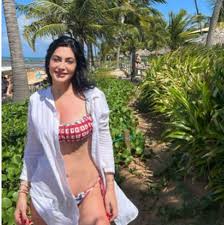 Ex-BBB Francine Piaia curte dia ensolarado na praia