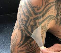 Den ersten tag geht man vor dem tätowieren duschen und einen tag danach kann man auch ohne abdeckung duschen. Suprasorb F Folien Wundverband Schutzt Das Tattoo Fur Bessere Heilung