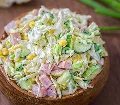 как приготовить салат из свежей капусты как в столовой Salat Iz Kapusty S Vetchinoj Kukuruzoj I Ogurcom Recept V 2020 G Salat Iz Kapusty Poleznye Salaty Recepty Eda