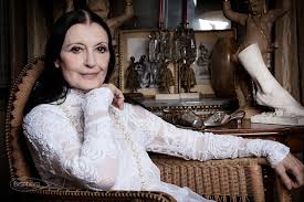 Carla fracci, giovanissima, sulla destra quando frequentava la scuola di ballo della scala. Carla Fracci La Regina Bianca E Il Profumo Extrait