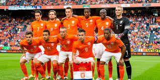 Moeten boekhandelaars zo maar alles willen verkopen? Wk 2014 Nederlands Elftal Holland Oranje Warm Up Games Soccer Team Van Gaal